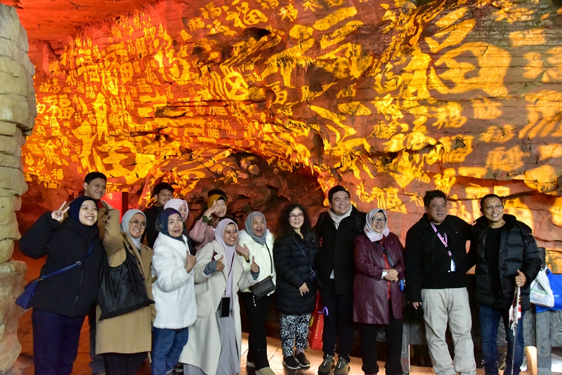 黃龍洞景區(qū)春節(jié)活動(dòng)精彩啟幕，中外文化交融共譜新春樂章