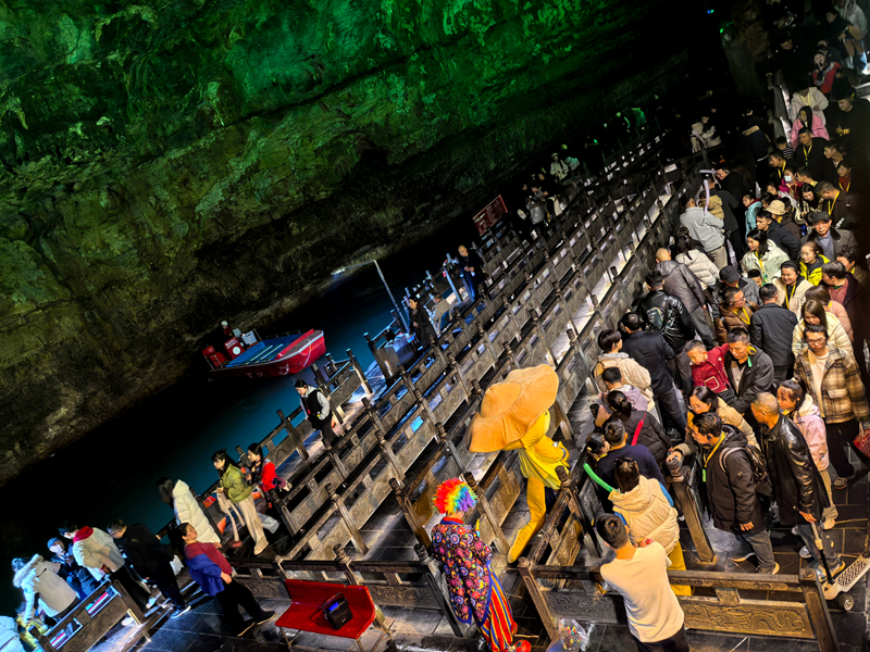 黃龍洞景區(qū)有序應(yīng)對(duì)客流高峰，近萬(wàn)中外游客共享“潮玩中國(guó)年”